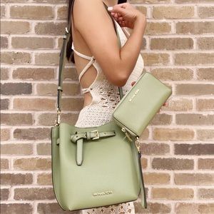 Bundle Michael Kors Bucket Bag & Wallet